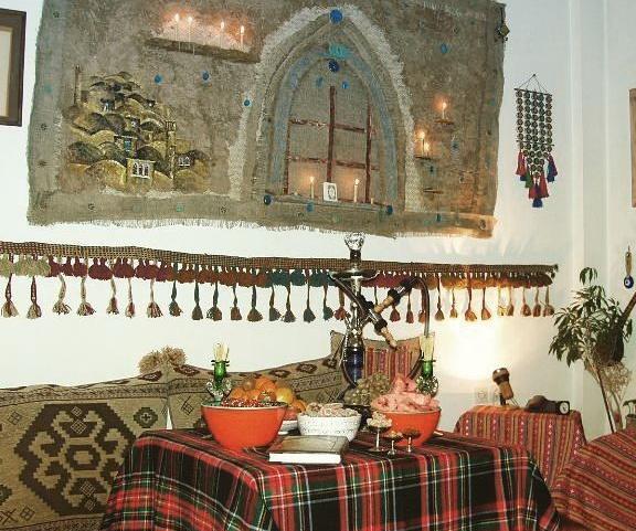 عکس کرسی قدیمی شب یلدا