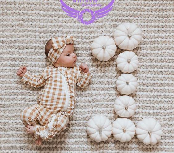 ایده های عکس یک ماهگی نوزاد
