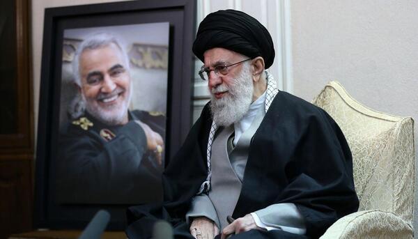 بهترین عکس رهبر با سردار سلیمانی