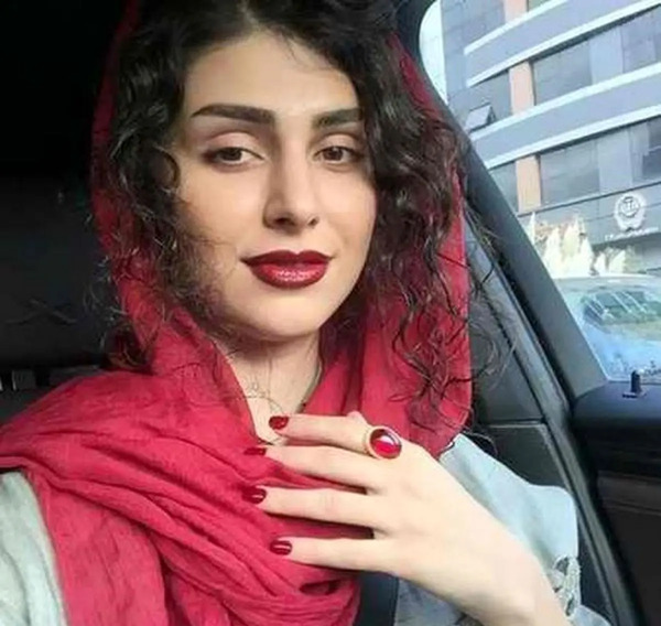 عکس لاله مرزبان و خواهرش