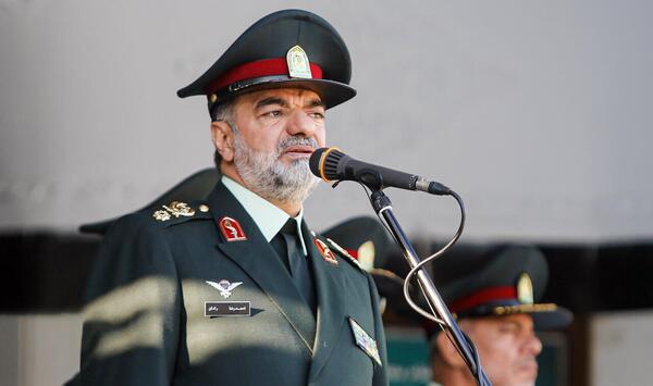 عکس سردار رادان با لباس مرزبانی