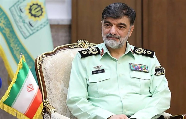 عکس سردار رادان با لباس مرزبانی