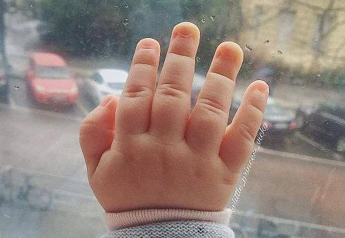 عکس دست دختر نی نی سایت