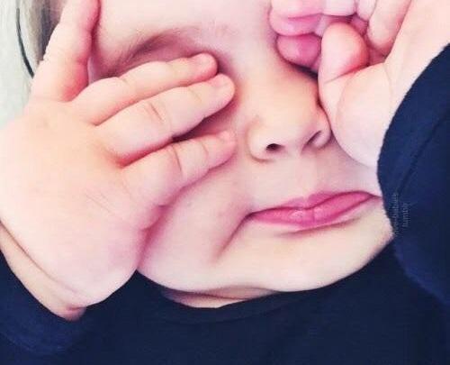 عکس دست دختر نی نی سایت