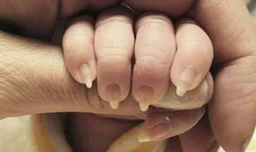 عکس دست عاشقانه نی نی سایت