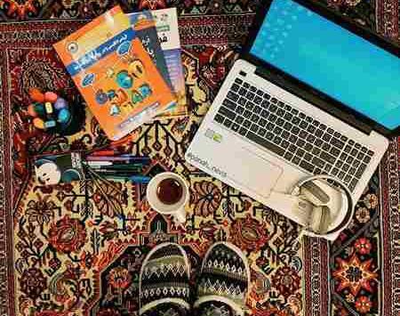 عکس دختر با لپ تاپ برای پروفایل