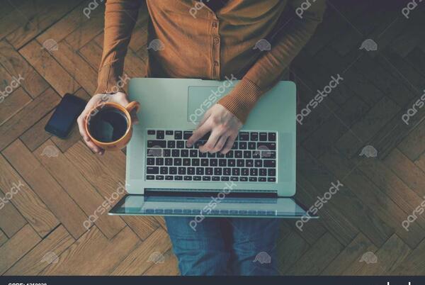 عکس دختر با لپ تاپ برای پروفایل