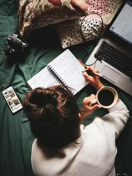 لاکچری عکس لپ تاپ برای پروفایل