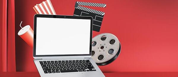 عکس فیلم دیدن با لپ تاپ