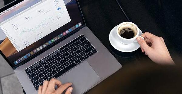 عکس لپ تاپ با قهوه