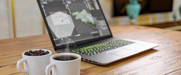 عکس لپ تاپ با قهوه