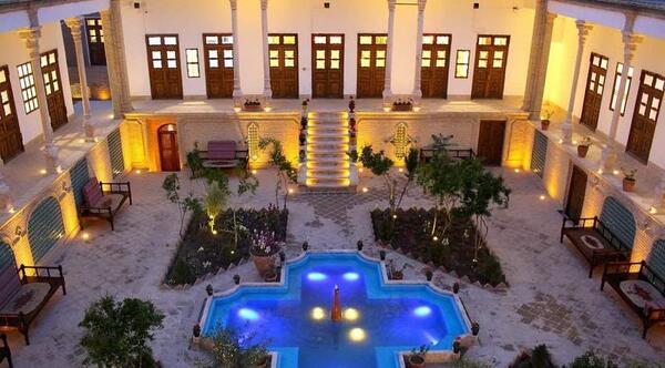عکس جاهای دیدنی قم در شب