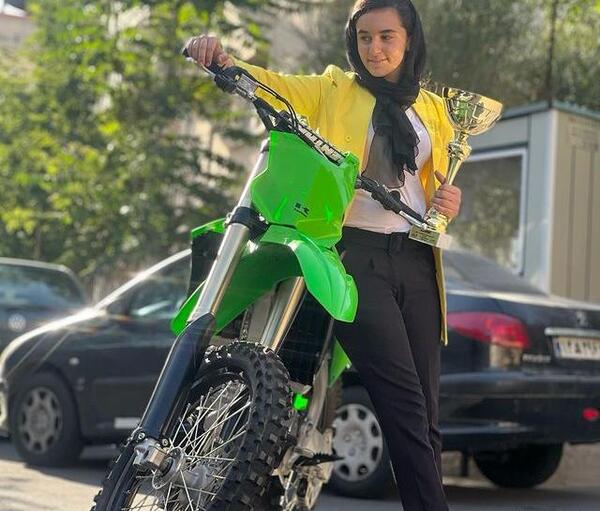عکس دختر با موتور طبیعی