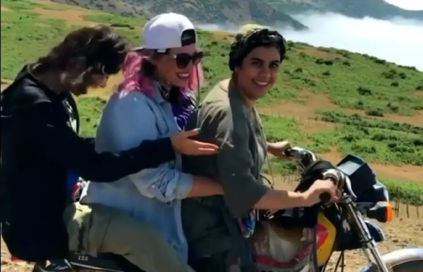 عکس دختر با موتور طبیعی