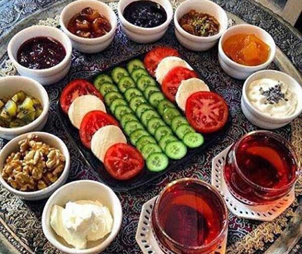 عکس سفره صبحانه با خانواده