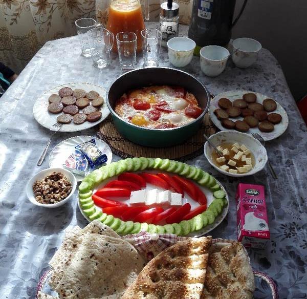 عکس سفره صبحانه با خانواده