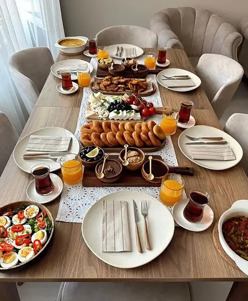 عکس سفره صبحانه با خانواده