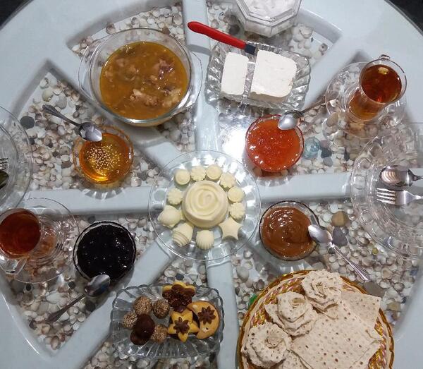 عکس سفره صبحانه با خانواده