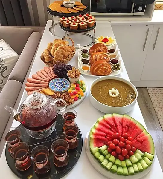 عکس سفره صبحانه با خانواده