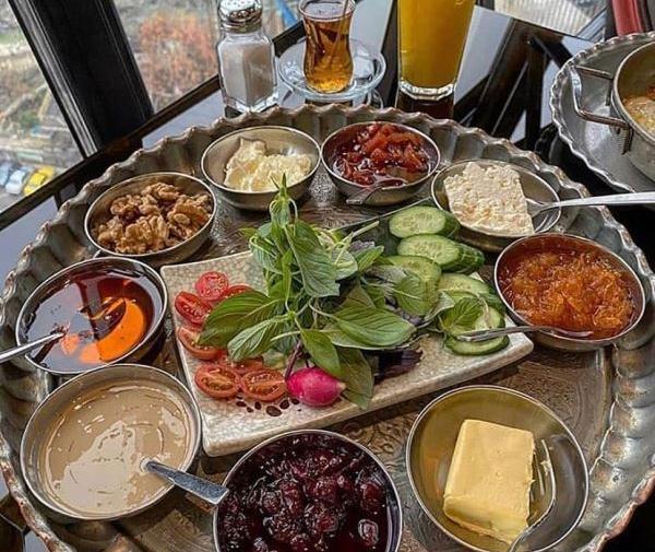 عکس سفره صبحانه در طبیعت