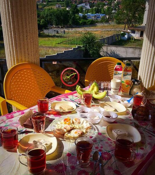 عکس سفره صبحانه در طبیعت