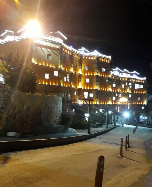 عکس شهر همدان در شب