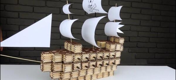 عکس نقاشی قایق دزد دریایی