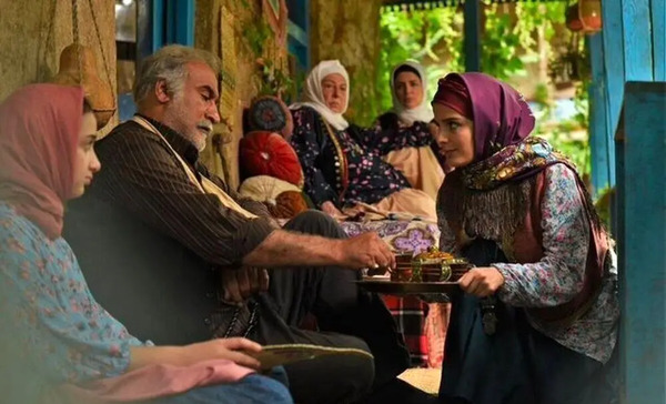 عکس بازیگران سریال ارام میگیریم