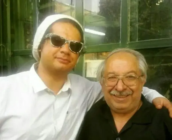 عکس بازیگر علی صادقی با خانواده