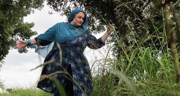 عکس بازیگر زن ایرانی در ویلای کردان