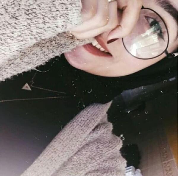 عکس نیمه صورت دختر برای پروفایل