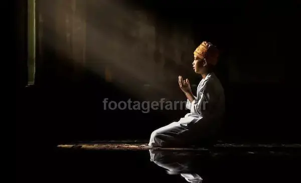 عکس پسر درحال نماز خواندن