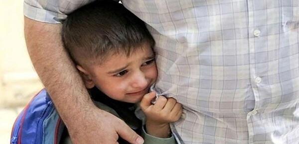 عکس پسر بچه در حال رفتن به مدرسه