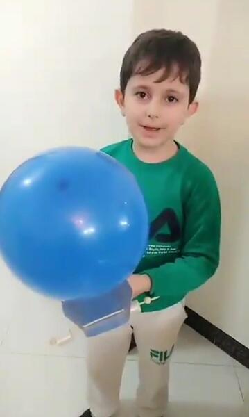 عکس پسر بچه در حال رفتن به مدرسه