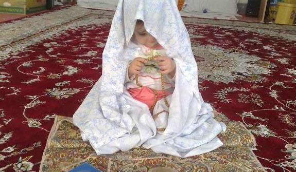 عکس پسر بچه در حال نماز