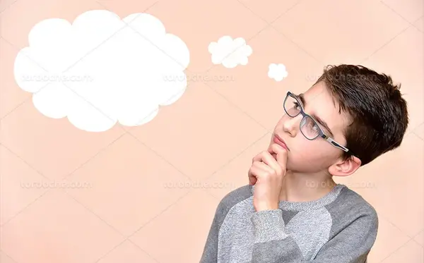 عکس پسر بچه در حال فکر