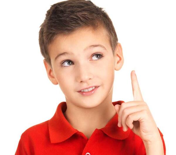 عکس پسر بچه در حال فکر