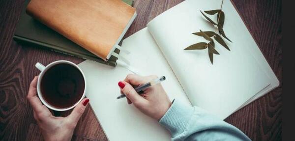 عکس پروفایل دختر در حال نوشتن