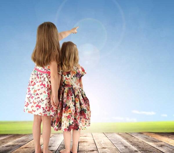 عکس دختر در حال طراحی لباس