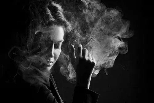 عکس دختر که در حال سیگار کشیدن برای پروفایل