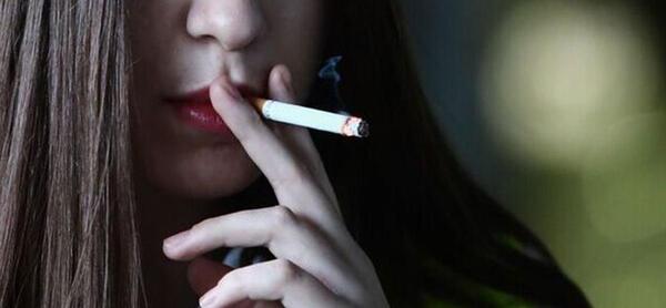 عکس پروفایل دختر در حال سیگار کشیدن