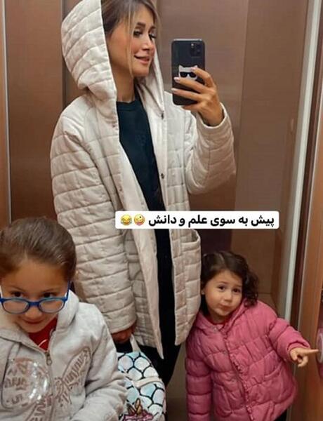 عکس دختر در حال رفتن به مدرسه