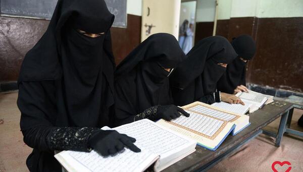 عکس دختر در حال رفتن به مدرسه