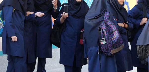 عکس دختر در حال رفتن به مدرسه