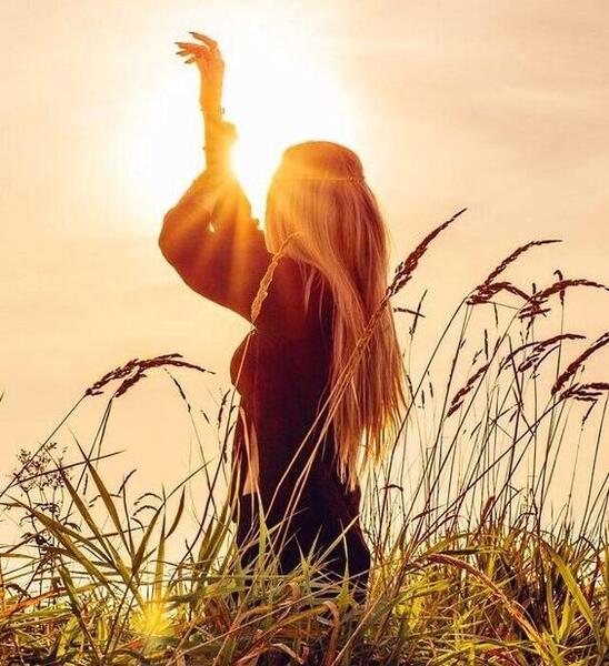 عکس پروفایل دختر در حال رفتن