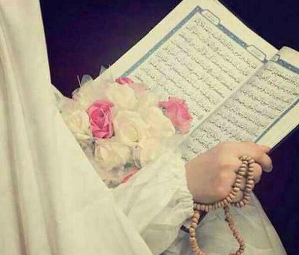 عکس دختر بچه در حال قرآن خواندن
