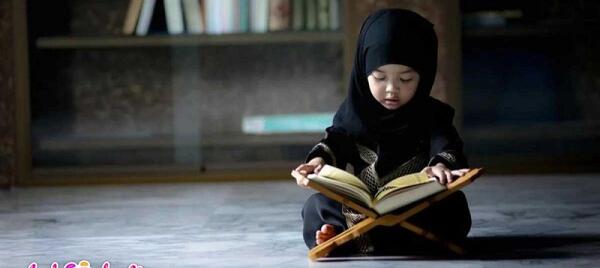 عکس دختر بچه در حال قرآن خواندن