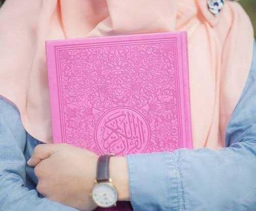 عکس دختر بچه در حال قرآن خواندن