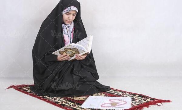 عکس نقاشی دختر در حال قرآن خواندن