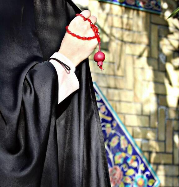 عکس دو دختر در حال مکالمه با حجاب